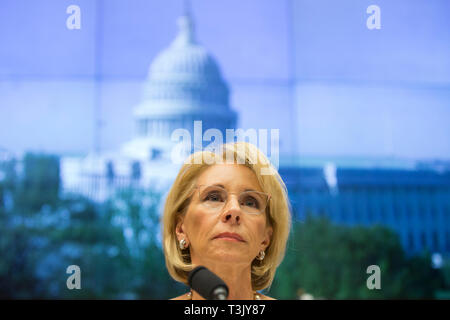 Washington DC, USA. 10 Apr, 2019. Außenminister der Vereinigten Staaten Bildung Betsy Devos zeugt von ihrer Abteilung Geschäftsjahr Budget 2020 vor der US-Ausschuss für Bildung und Arbeit auf dem Capitol Hill in Washington, DC am 10. April 2019. Credit: Stefani Reynolds/CNP | Verwendung der weltweiten Kredit: dpa/Alamy leben Nachrichten Stockfoto