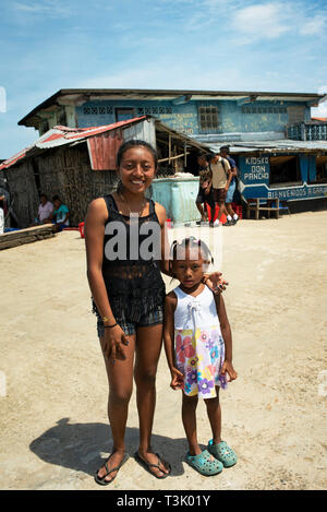 Native guna Leute im Dorf; Carti Sugdub in Kuna/Guna Yala Archipel San Blas Inseln. Redaktionelle Verwendung. Panama, Mittelamerika. Okt 2018 Stockfoto