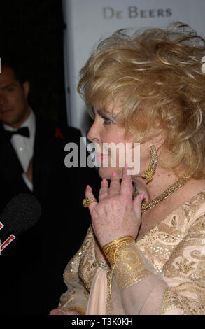 CANNES, Frankreich. 23. Mai 2002: Schauspielerin Dame Elizabeth Taylor an der amfAR Cinema Against AIDS Gala im Moulin de Mougins Restaurant etwas außerhalb von Cannes. © Paul Smith/Featureflash Stockfoto