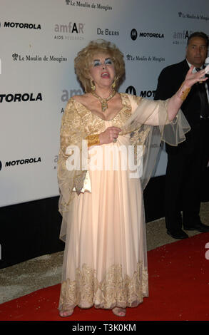 CANNES, Frankreich. 23. Mai 2002: Schauspielerin Dame Elizabeth Taylor an der amfAR Cinema Against AIDS Gala im Moulin de Mougins Restaurant etwas außerhalb von Cannes. © Paul Smith/Featureflash Stockfoto