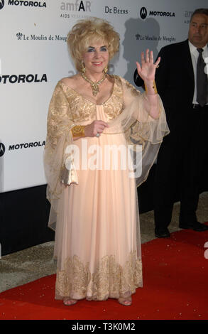 CANNES, Frankreich. 23. Mai 2002: Schauspielerin Dame Elizabeth Taylor an der amfAR Cinema Against AIDS Gala im Moulin de Mougins Restaurant etwas außerhalb von Cannes. © Paul Smith/Featureflash Stockfoto