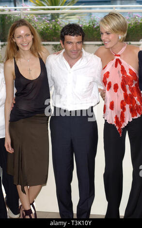 CANNES, Frankreich. 25. Mai 2002: Schauspieler Antonio Banderas und Schauspielerinnen - Rebecca Romijn STAMOS (rechts) & RIE RASMUSSEN beim Filmfestival in Cannes ihren neuen Film Femme Fatale zu fördern. © Paul Smith/Featureflash Stockfoto