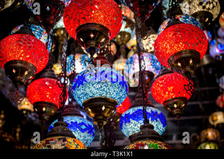 Hintergrund Der multycolor DecorativeTurkish hängenden Licht Lampen einen Schuß von Dubai Gold Souk Bazar Stockfoto