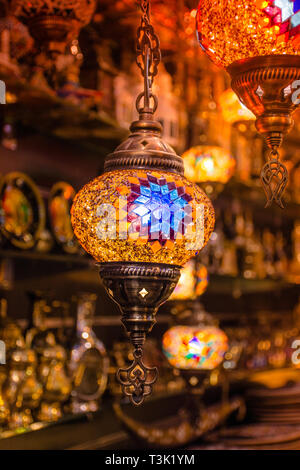 Schöne hängende Crystal LED Leuchte mit bunten Hintergrund gelb Ramadan Eid Konzept Türkisches traditionelles Handwerk Lampe Stockfoto