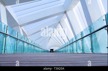 Moderne Architektur Design Konzept Dubai Spirale Brücke neue Attraktion von Wasser Kanal Business Bay berühmten Reiseziel Stockfoto