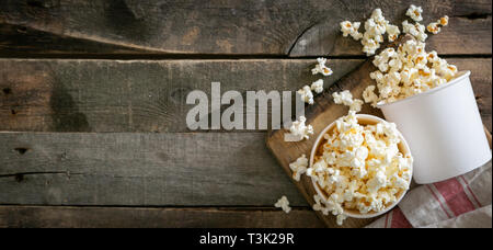 Hausgemachte Pop Corn in weißen Tassen auf Holz Hintergrund Stockfoto