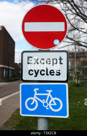 Kein Eintrag außer Cycles Road Schild in Chichester, West Sussex, UK. Stockfoto