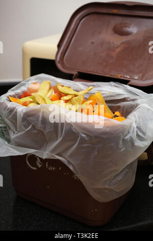 Allgemeine Ansichten von Speiseresten für eine braune Lebensmittel Recycling von Abfällen, in ein Haus in Southampton, Hampshire, Großbritannien gesammelt. Stockfoto