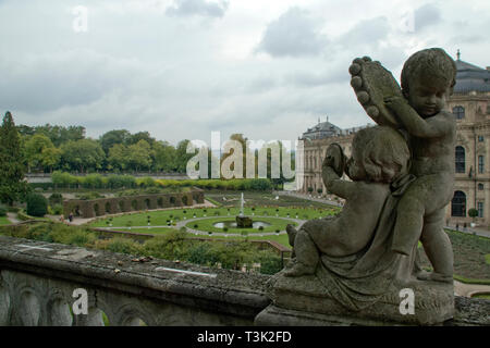 Würzburg Deutschland Sep 23 2008, Kind Statuen im Hofgarten oder Hofgarten mit der Würzburger Residenz im Hintergrund Stockfoto