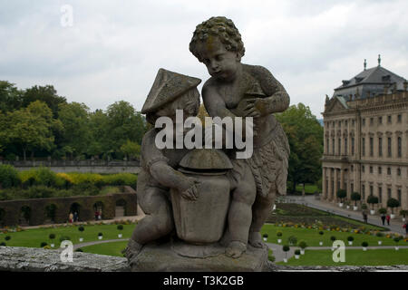 Würzburg Deutschland Sep 23 2008, Kind Statuen im Hofgarten oder Hofgarten mit der Würzburger Residenz im Hintergrund Stockfoto