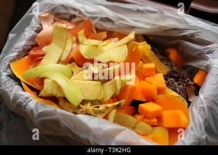 Allgemeine Ansichten von Speiseresten für eine braune Lebensmittel Recycling von Abfällen, in ein Haus in Southampton, Hampshire, Großbritannien gesammelt. Stockfoto