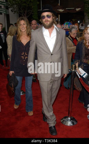 LOS ANGELES, Ca. Juni 06, 2002: Schauspieler BRAD PITT & Schauspielerin Frau JENNIFER ANISTON im Rahmen der Weltpremiere in Hollywood, Die Bourne Identität. © Paul Smith/Featureflash Stockfoto