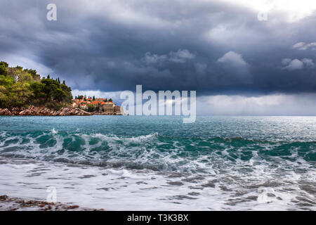 Spritzer von frischem Schäumen, sprudelnde Wasser, stürmischen Himmel, dunkle Wolken, White Crest von Wellen, steinige Küste von Montenegro. Adria. Stockfoto