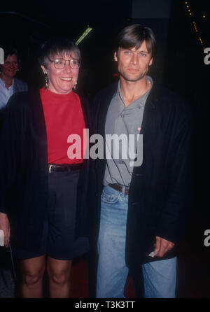 Century City, Kalifornien, USA, 16. März Schauspieler 1994 Grant Show und Mutter Kathleen zeigen an Universal Pictures "Papier" Premiere am 16. März 1994 Cineplex Odeon Century Plaza Kinos in Century City, Kalifornien, USA. Foto von Barry King/Alamy Stock Foto Stockfoto