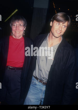 Century City, Kalifornien, USA, 16. März Schauspieler 1994 Grant Show und Mutter Kathleen zeigen an Universal Pictures "Papier" Premiere am 16. März 1994 Cineplex Odeon Century Plaza Kinos in Century City, Kalifornien, USA. Foto von Barry King/Alamy Stock Foto Stockfoto