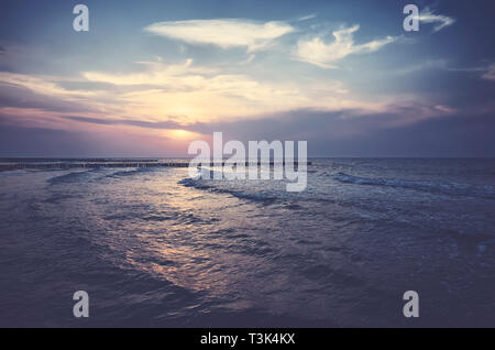 Einen malerischen Sonnenuntergang über dem Meer, Farbe getonte Bild. Stockfoto