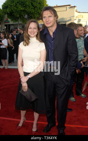 LOS ANGELES, Ca. Juli 15, 2002: Schauspieler Liam Neeson und Schauspielerin Laura Linney bei der Weltpremiere seines neuen Films K-19: The Widowmaker. © Paul Smith/Featureflash Stockfoto