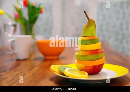 Scheiben von verschiedenen Früchten gestapelt, Vitamin-reiche Dekoration Stockfoto