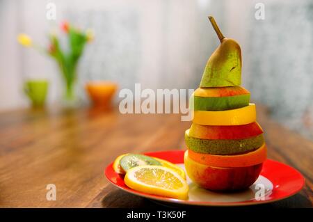 Scheiben von verschiedenen Früchten gestapelt, Vitamin-reiche Dekoration Stockfoto