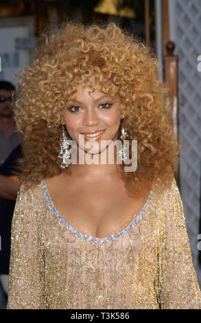 LOS ANGELES, Ca. Juli 22, 2002: Destiny's Child Sängerin und Schauspielerin Beyonce Knowles im Hollywood Premiere ihres neuen Films Austin Powers in Goldmember. © Paul Smith/Featureflash Stockfoto