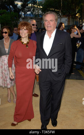 LOS ANGELES, Ca. Juli 22, 2002: Schauspieler Robert Wagner & Schauspielerin JILL ST. JOHN an der Hollywood Premiere von Austin Powers in Goldmember. © Paul Smith/Featureflash Stockfoto