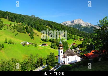 Wallfahrtskirche Maria Gern, in der Nähe von Berchtesgaden, im Hintergrund der Untersberg, Nationalpark Berchtesgaden, Bayern, Deutschland, Europa Stockfoto