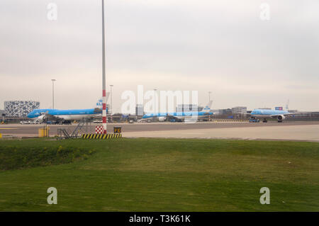 KLM Royal Dutch Airlines Flugzeuge am Flughafen Schiphol, Amsterdam, Niederlande, am Donnerstag, den 4. April, 2019. (CTK Photo/Libor Sojka) Stockfoto