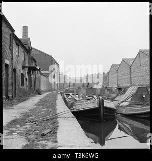 Lastkähne auf dem Trent & Mersey Canal, Stoke-on-Trent, 1965-1968. Schöpfer: Eileen Deste. Stockfoto