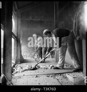 Männer Feuerstein schaufeln in einem feuerstein calcinating Brennofen, WJ Dolby arbeitet, Stoke-on-Trent, 1965-1968. Schöpfer: Eileen Deste. Stockfoto