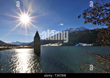 Turm der ehemaligen Pfarrkirche Sankt Katahrina von Graun im Reschensee, Vinschgau, Südtirol, Italien Stockfoto