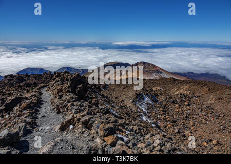 Pico Viejo Krater und Wanderweg von lavafeldern umgeben Stockfoto