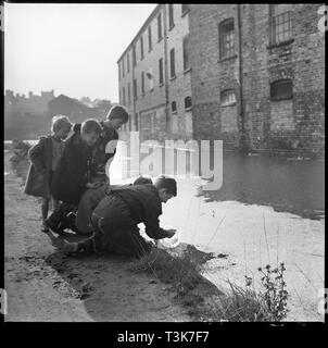 Kinder mit einem goldfischglas Fische in der Caldon Canal, Hanley, Stoke-on-Trent, 1965-1968. Schöpfer: Eileen Deste. Stockfoto