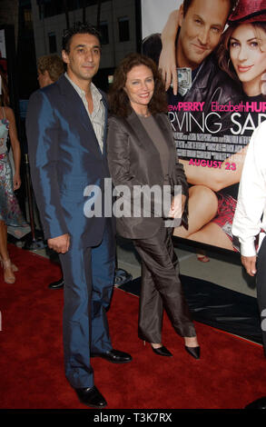 LOS ANGELES, Ca. August 20, 2002: Schauspielerin Jacqueline Bisset & Freund an der Weltpremiere in Beverly Hills, der mit Sara. © Paul Smith/Featureflash Stockfoto