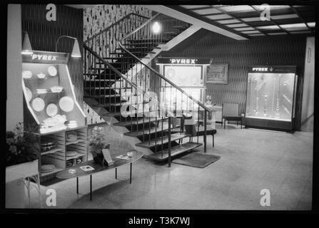 Tragen Flint Glass Works, Alfred Street, Millfield, Sunderland, 1961. Schöpfer: Eileen Deste. Stockfoto