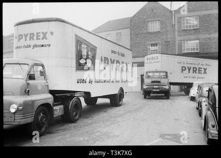 Lieferwagen, Verschleiß Flint Glass Works, Alfred Street, Millfield, Sunderland, 1961. Schöpfer: Eileen Deste. Stockfoto