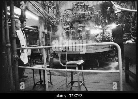 Automatische Glas Maschine bläst, Verschleiß Flint Glass Works, Alfred Street, Millfield, Sunderland, 1961. Schöpfer: Eileen Deste. Stockfoto