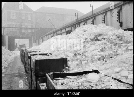 Zerbrochenes Glas, Flint Glass arbeitet verschleißfrei, Alfred Street, Millfield, Sunderland, 1961. Schöpfer: Eileen Deste. Stockfoto