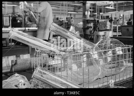 Tragen Flint Glass Works, Alfred Street, Millfield, Sunderland, 1961. Schöpfer: Eileen Deste. Stockfoto