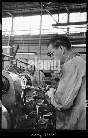 Arbeiter auf dem Shop floor, Verschleiß Flint Glass Works, Alfred Street, Millfield, Sunderland, 1961. Schöpfer: Eileen Deste. Stockfoto