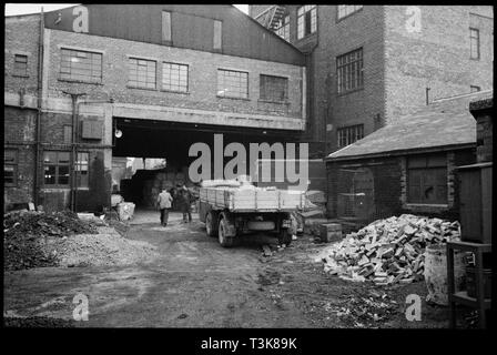 Tragen Flint Glass Works, Alfred Street, Millfield, Sunderland, 1961. Schöpfer: Eileen Deste. Stockfoto