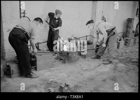 Die Arbeiter der Verschleiß Flint Glass Works, Alfred Street, Millfield, Sunderland, 1961. Schöpfer: Eileen Deste. Stockfoto