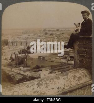 "Kathedrale von San Francisco, auf der grössten Aztekische Pyramide, über Cholula, Mexiko, 1901. Schöpfer: Underwood & Underwood. Stockfoto