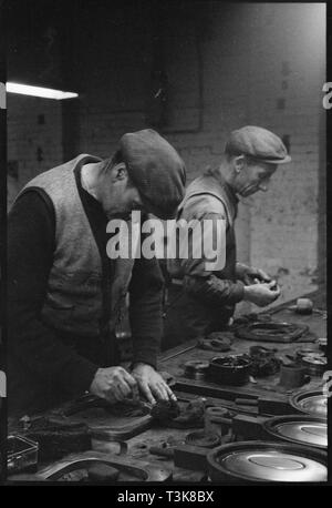 Die Arbeiter der Verschleiß Flint Glass Works, Alfred Street, Millfield, Sunderland, 1961. Schöpfer: Eileen Deste. Stockfoto