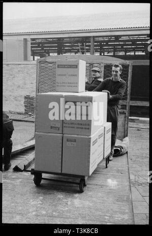 Arbeitnehmer Glaswaren an der Verschleiß Flint Glass Works, Alfred Street, Millfield, Sunderland, 1961 bewegen. Schöpfer: Eileen Deste. Stockfoto