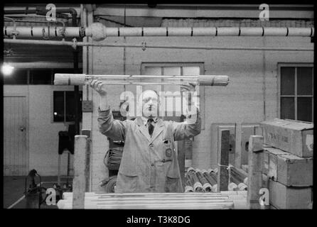 Arbeitnehmer ar der Verschleiß Flint Glass Works, Alfred Street, Millfield, Sunderland, 1961. Schöpfer: Eileen Deste. Stockfoto