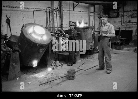 Die Arbeiter der Verschleiß Flint Glass Works, Alfred Street, Millfield, Sunderland, 1961. Schöpfer: Eileen Deste. Stockfoto