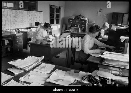 Frauen Büroangestellte, Verschleiß Flint Glass Works, Alfred Street, Millfield, Sunderland, 1961. Schöpfer: Eileen Deste. Stockfoto