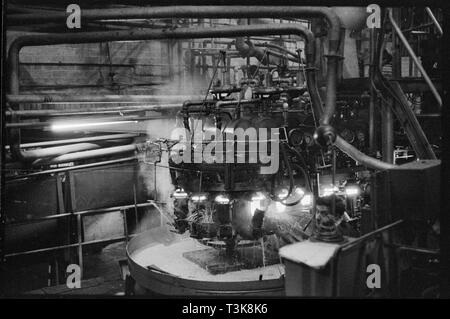 Automatische Glas Maschine bläst, Verschleiß Flint Glass Works, Alfred Street, Millfield, Sunderland, 1961. Schöpfer: Eileen Deste. Stockfoto