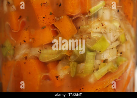 Für ein leckeres Essen, dargestellt in einer Küchenmaschine fertig gemischt werden wird, Suppe, dargestellt in einem Heim in Southampton, Hampshire, Großbritannien zu machen. Stockfoto