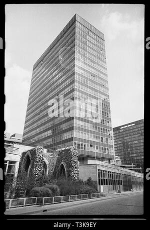 St Alphage House und die Überreste der Kirche St. Alphege London Wall, City of London, c 1955 - c 1980. Schöpfer: Ursula Clark. Stockfoto